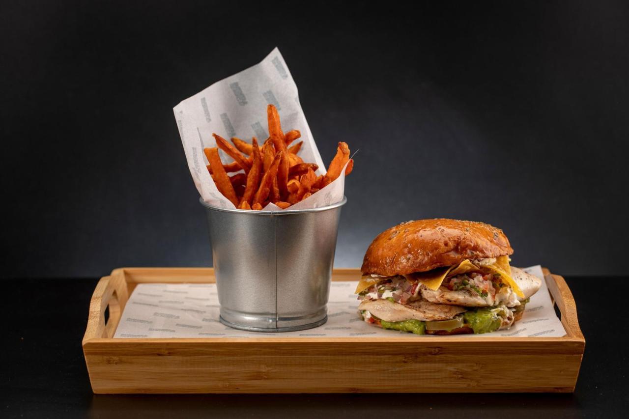 فندق لو ميريديان سيتي سنتر البحرين المنامة المظهر الخارجي الصورة A burger and fries