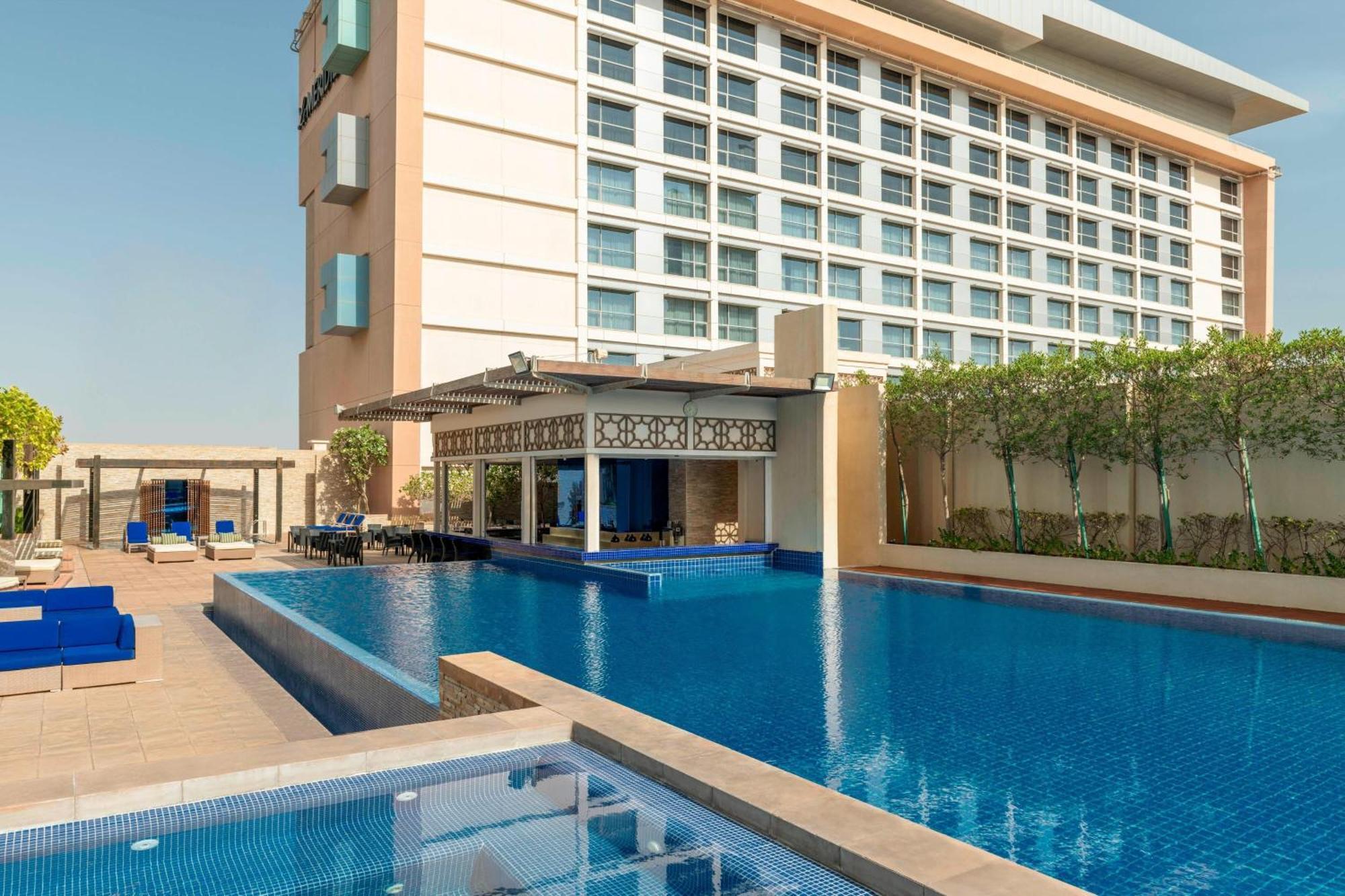 فندق لو ميريديان سيتي سنتر البحرين المنامة المظهر الخارجي الصورة The swimming pool at the hotel