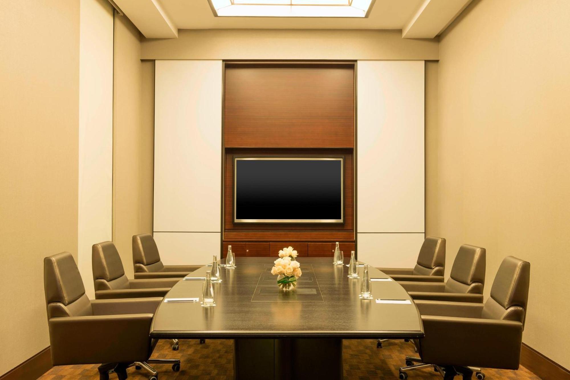 فندق لو ميريديان سيتي سنتر البحرين المنامة المظهر الخارجي الصورة A boardroom at the Four Seasons Hotel, New York City