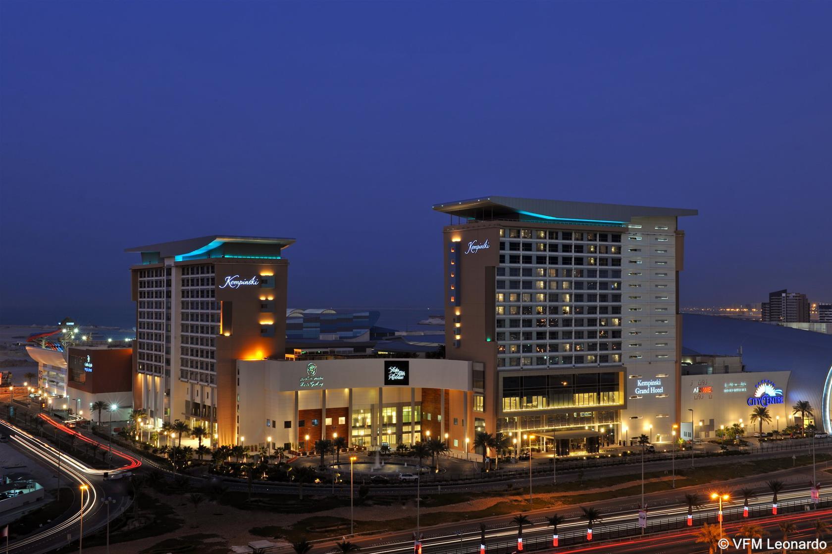 فندق لو ميريديان سيتي سنتر البحرين المنامة المظهر الخارجي الصورة The Sheraton San Diego Hotel and Marriott Hotel at night